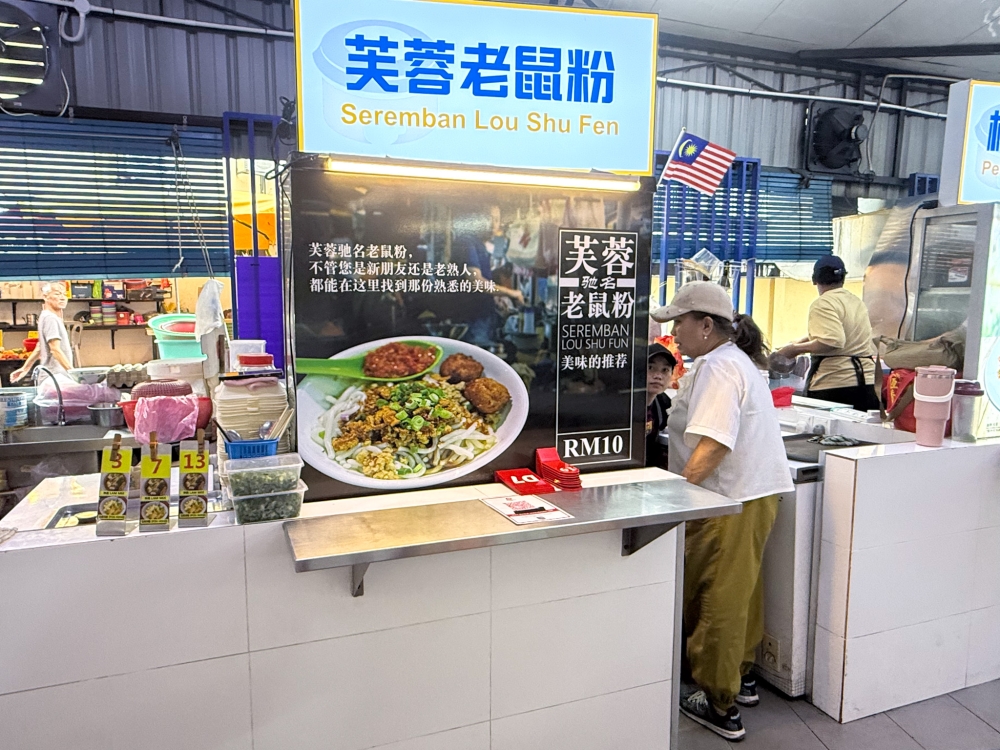 Look for the stall that offers only one item; it is part of a network of stalls that can be found in places like Subang Jaya and Kota Kemuning. — Picture by Lee Khang Yi 