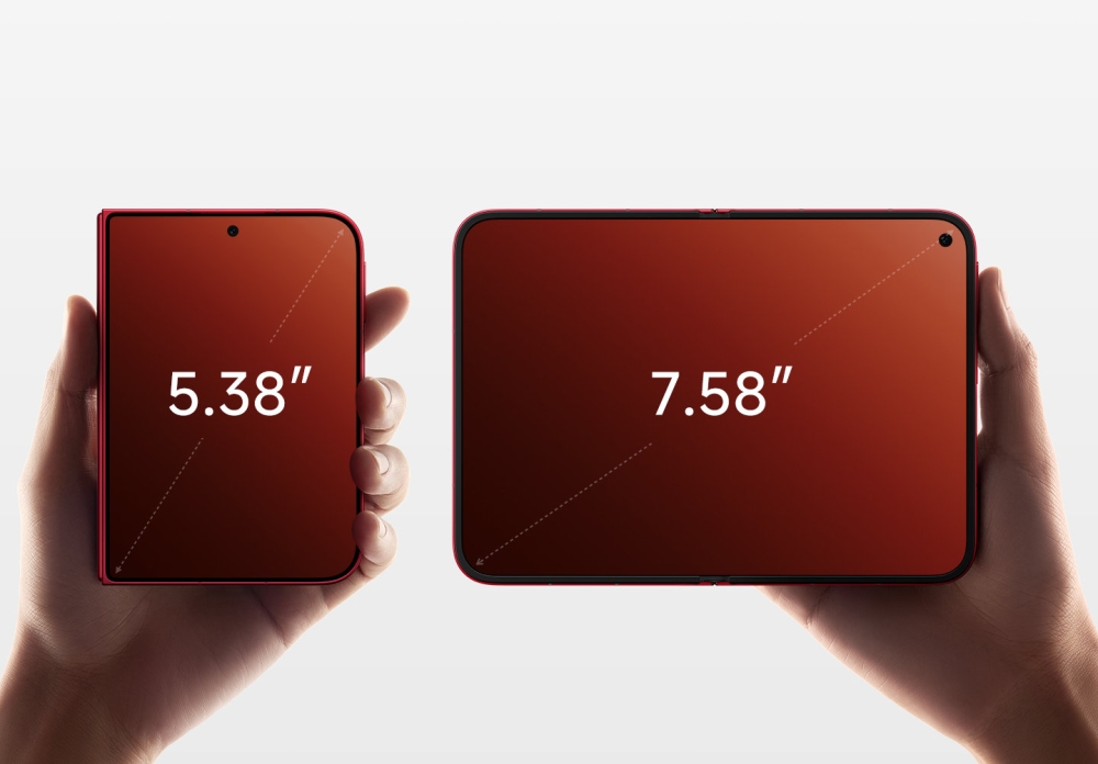 When it comes to dimensions and weigh, it is slightly chunkier than the Galaxy Z Fold 8. — SoyaCincau pic