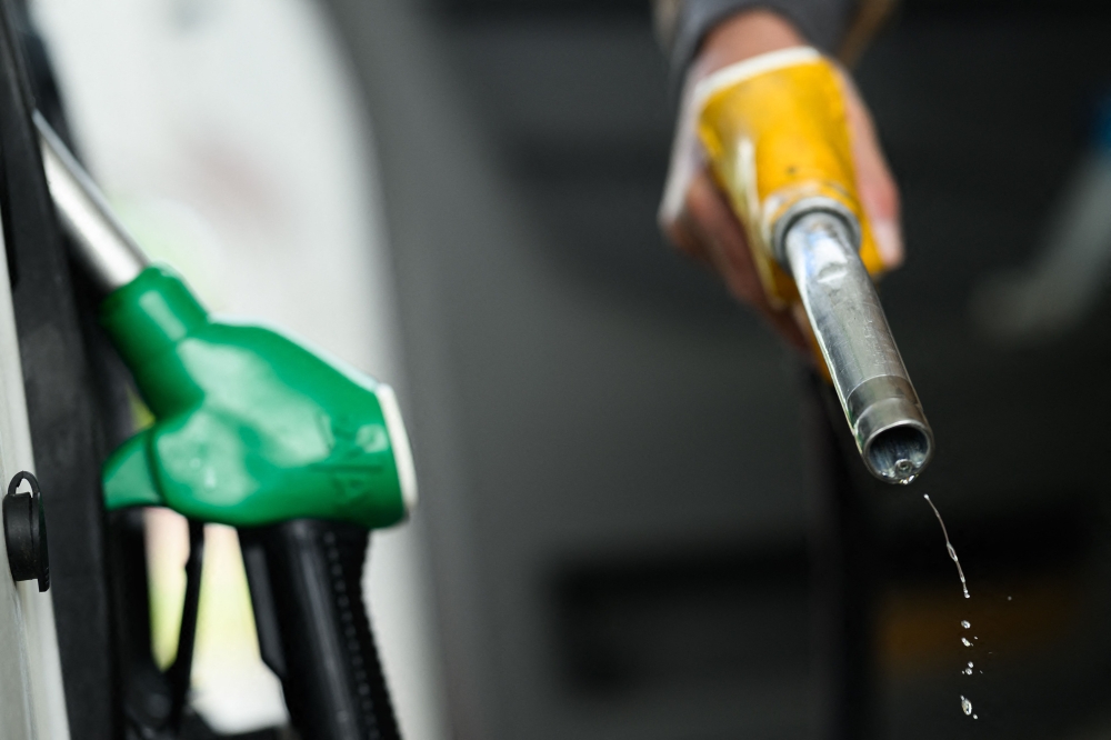 Finance Ministry: Unsubsidised petrol, diesel prices rise 25 sen per litre from tomorrow