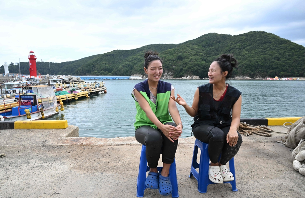 Woo Jung-min (left) and Jin So-hee (right) are part of a new generation of South Korean women known as ‘haenyeo’ who freedive to harvest seafood off the coastal town of Geoje. — AFP pic