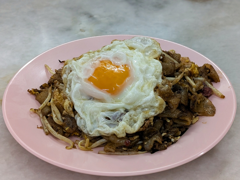 A perfectly runny yolk in a fried egg is the cherry on top of the icing on a plate of satisfying ‘char kuey teow’.