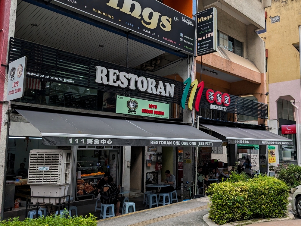 111 Bee Fatt Restaurant spans two shops in Damansara Utama along the row facing the Uptown 5 office towers.