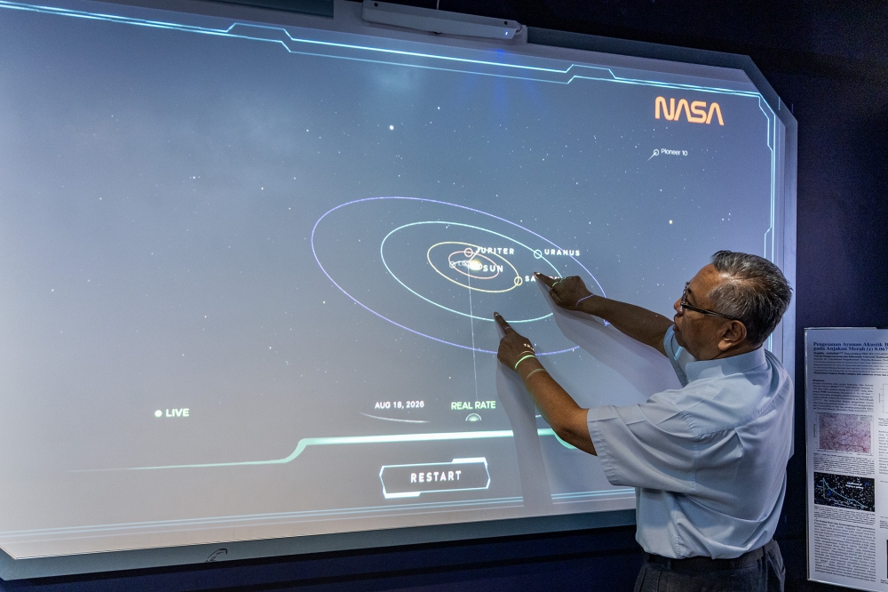 Planetarium Negara director Mohd Zamri Shah Mastor interacts with Nasa’s Eyes on the Solar System, a real-time 3D simulation that allows users to explore the solar system. — Picture by Firdaus Latif
