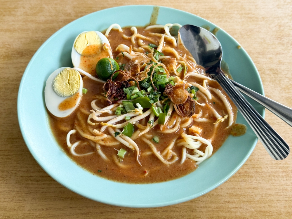 Mee Rebus was the sleeper hit with its thick, sweet gravy that uses dried shrimps to maximize the flavour. — Picture by Lee Khang Yi