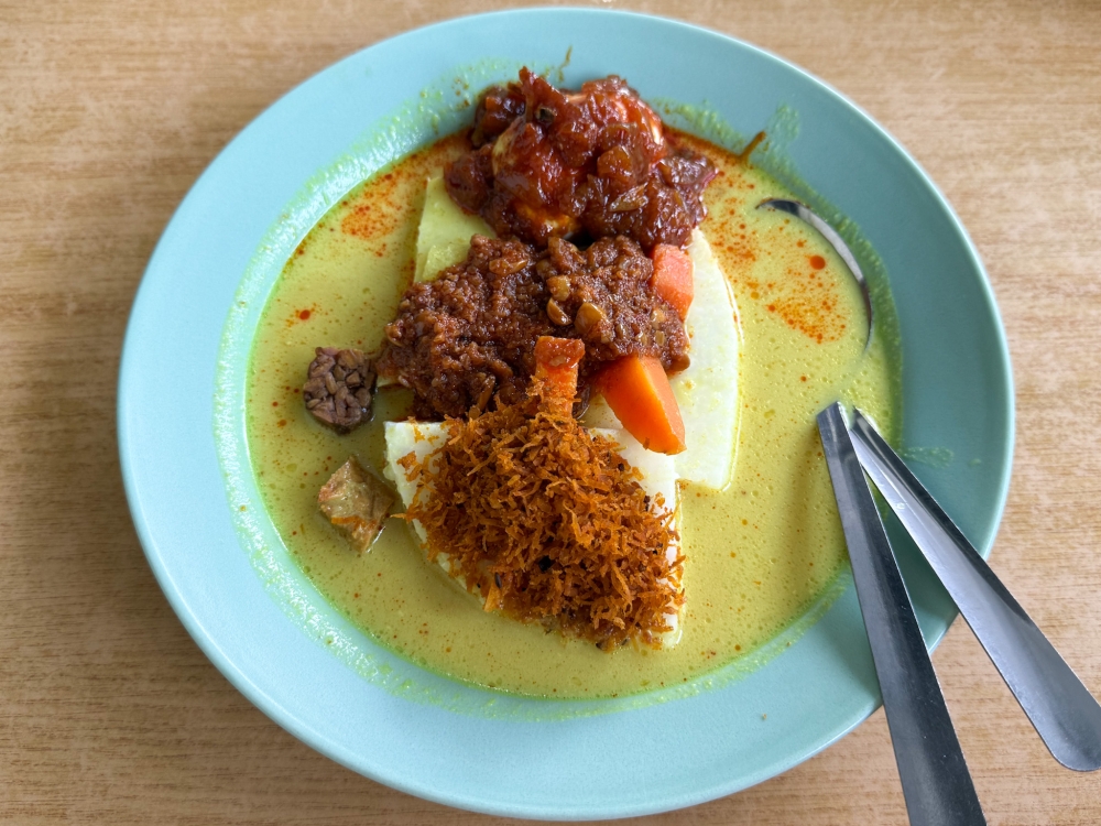 Lontong Basah plays a sweet melody with the use of freshly squeezed coconut milk as you try other elements like the ‘nasi impit’ with ‘sambal’, toasted grated coconut and a chunky peanut sauce. — Picture by Lee Khang Yi