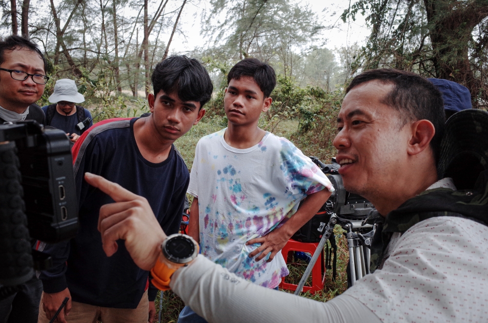 Malaysian director Woo Ming Jin (right) speak to the cast of ‘The Fox King’, behind the scenes. The Malaysia-Indonesia produced film shows in Malaysian cinemas from September 17, 2026. — Picture courtesy of Kuman Pictures