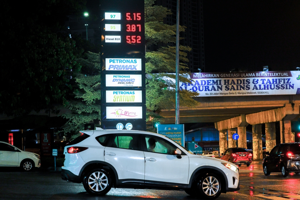 Rising oil prices are putting pressure on Malaysia’s fuel subsidies, transportation costs, business margins and government finances as the West Asia conflict disrupts global energy markets. — Bernama pic