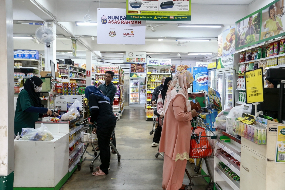 Inflation measures how quickly the prices of goods and services are changing. — Picture by Sayuti Zainudin