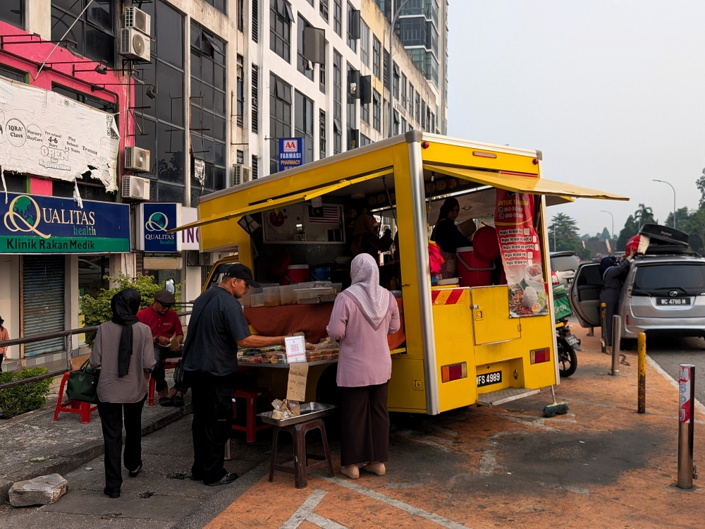 You can find Nasi Lemak Abu parked on the designated “Smark Trak” bays in front of the Qualitas clinic in Dataran Glomac. — Pictures by Ethan Lau