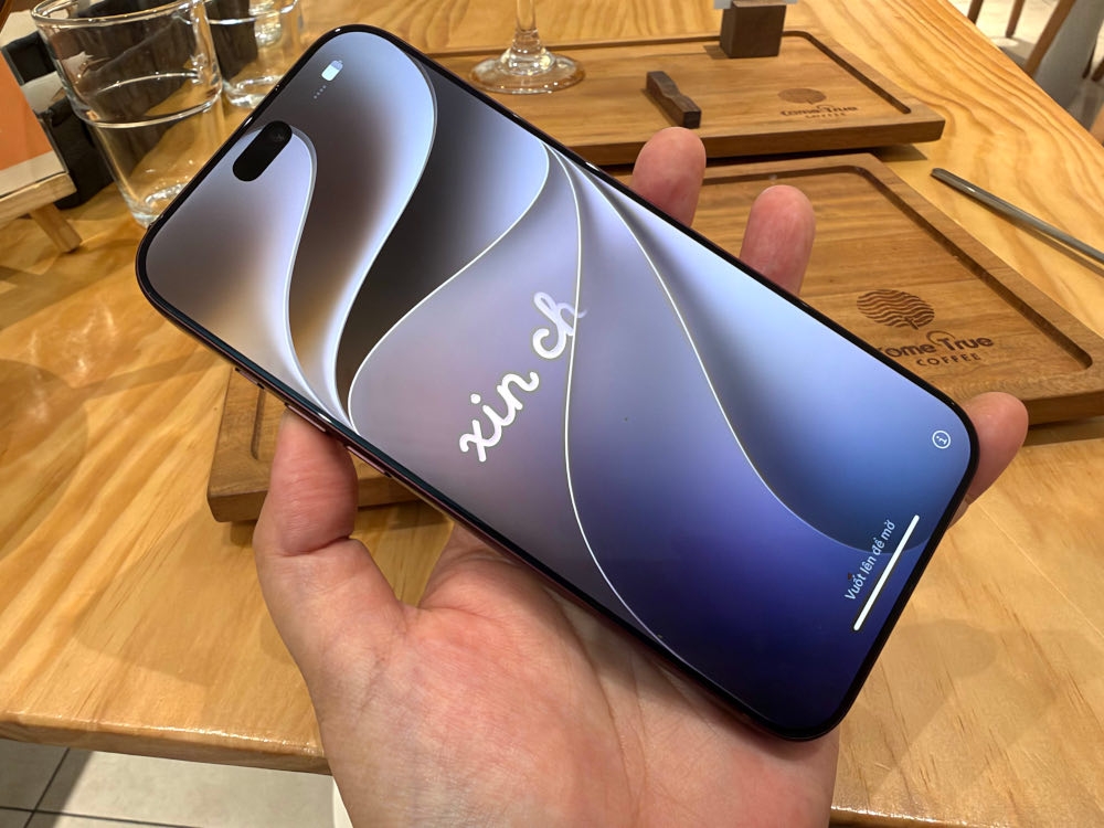 Still a massive unit of a phone but fortunately I also have very big hands. — Picture by Erna Mahyuni