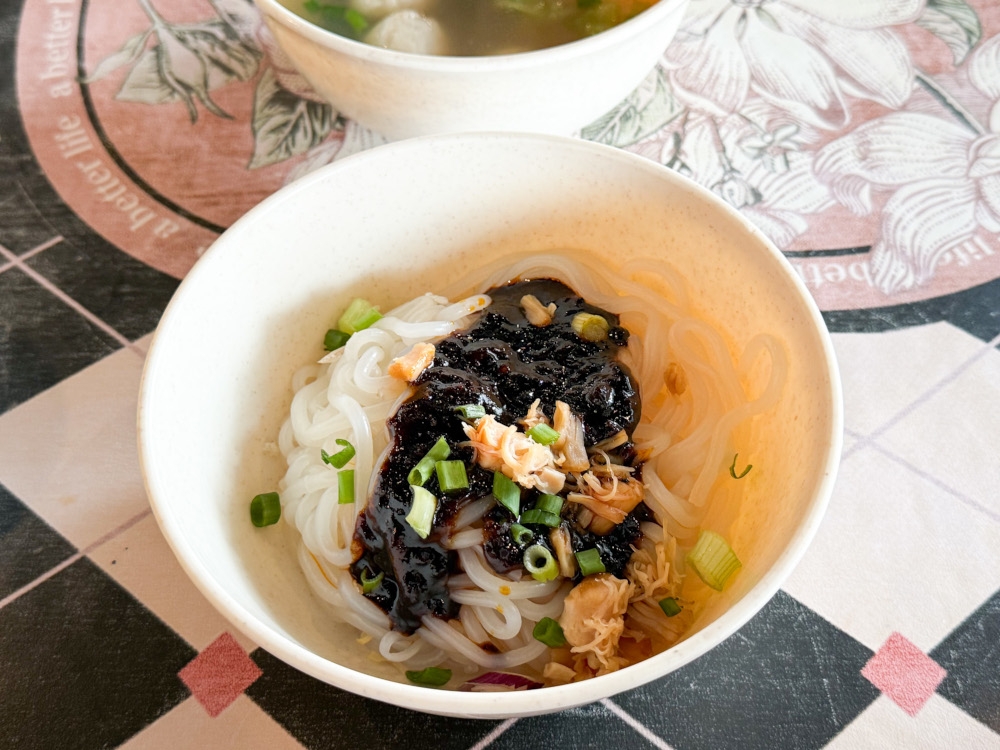 Noodles tossed in a special dried shrimp sauce have a stronger flavour. — Picture by Lee Khang Yi 