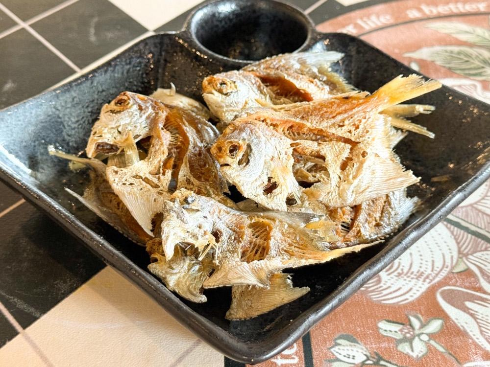 Snack away on Fried White Pomfret in mini size for maximum crunch of the fine bones. — Picture by Lee Khang Yi