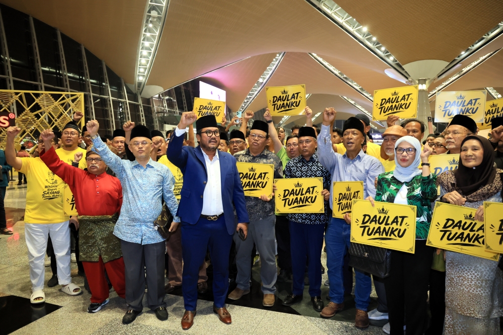 More than 200 members of Negeri Sembilan non-governmental organisations gather to welcome Yang di-Pertuan Besar of Negeri Sembilan Tuanku Muhriz Tuanku Munawir at Kuala Lumpur International Airport Terminal 1 in Sepang on September 17, 2026. — Bernama pic