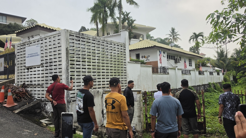 Plainclothes personnel are seen near the perimeter of former prime minister Datuk Seri Najib Razak’s residence at Jalan Langgak Duta in Kuala Lumpur on September 19, 2026. The purpose of the visit was not immediately confirmed. — Picture by Milda Hassandarvish Plainclothes personnel are seen near the perimeter of former prime minister Datuk Seri Najib Razak’s residence at Jalan Langgak Duta in Kuala Lumpur on September 19, 2026. The purpose of the visit was not immediately confirmed. — Picture by Milda Hassandarvish