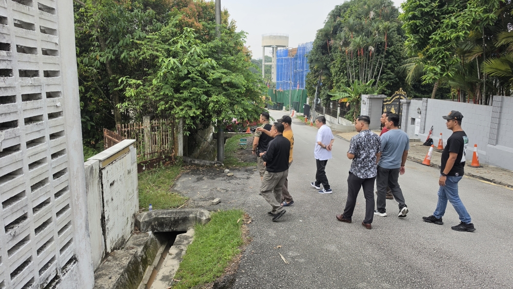 Plainclothes personnel walk along the perimeter of former prime minister Datuk Seri Najib Razak’s residence at Jalan Langgak Duta in Kuala Lumpur on September 19, 2026. — Picture by Milda Hassandarvish Plainclothes personnel walk along the perimeter of former prime minister Datuk Seri Najib Razak’s residence at Jalan Langgak Duta in Kuala Lumpur on September 19, 2026. — Picture by Milda Hassandarvish