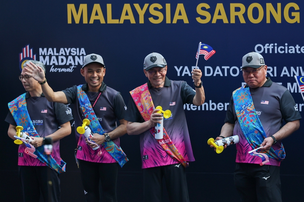 PM Anwar flags off Malaysia Sarong Music Run 2026 at Twin Towers, joins three‑kilometre walk