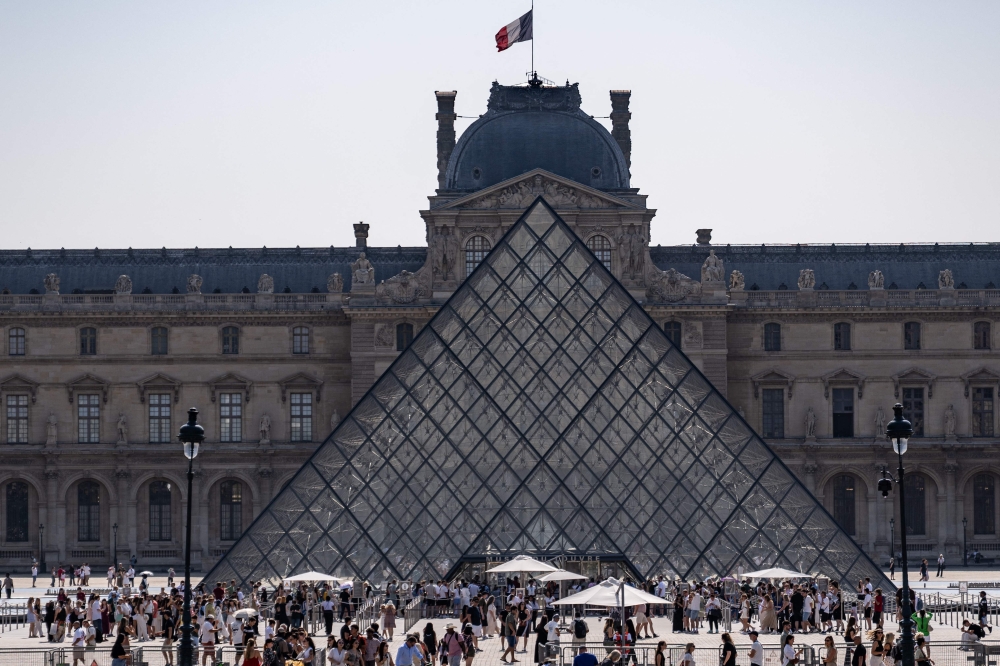 Two Germans add their own art to Louvre’s Mona Lisa hall, get arrested