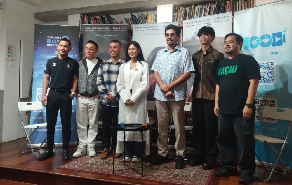 Dian Sastrowardoyo (centre) during a media session at TintaBudi Bookshop in TTDI Plaza, with Finas CEO Datuk Azmir Saifuddin Mutalib also present. — Picture courtesy of Kuman Pictures