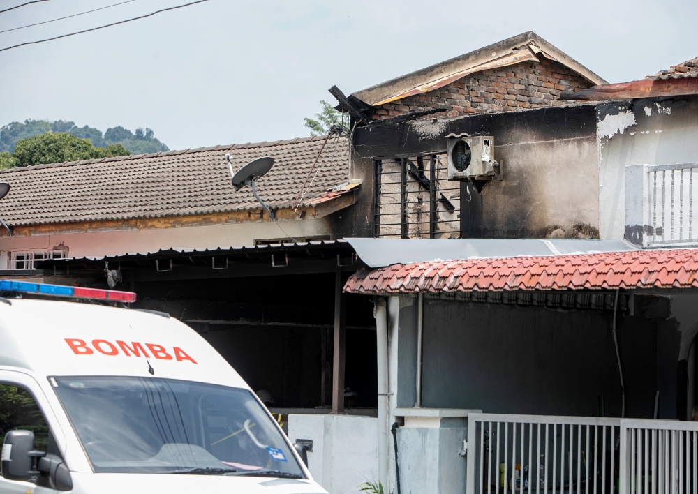 An elderly couple and their grandson were killed in a fire involving a two‑storey terraced house at Persiaran Desa Tambun 4, Taman Desa Tambun in Ipoh early this morning. — Bernama pic