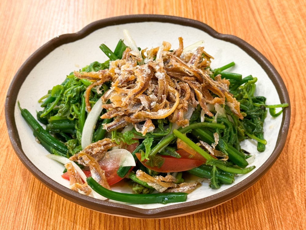 Paku Cold Salad with Ikan Bilis from Pulau Pangkor is the type of greens you can happily eat to get your much needed fibre. — Picture by Lee Khang Yi