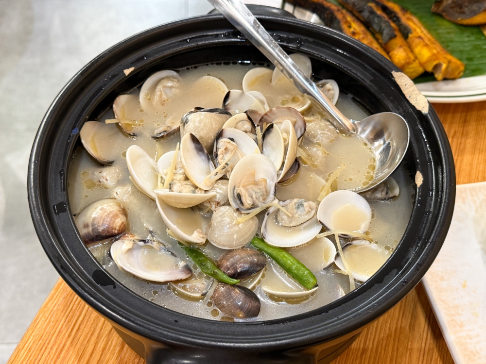 Superior Soup Lala still holds supreme with its creamy molluscs served in a milky broth laced with sesame oil. — Picture by Lee Khang Yi