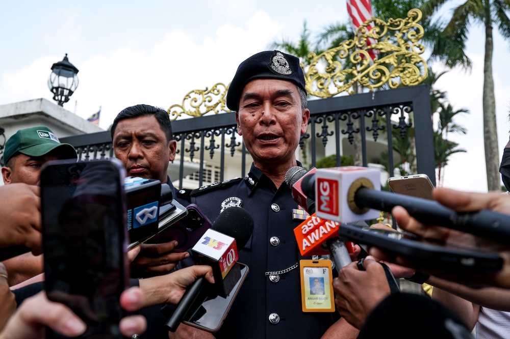 Sentul district police chief ACP Anuar Bakri Abdul Salam said police are assessing security outside Najib Razak’s residence while the Prisons Department handles detention arrangements. — Bernama pic