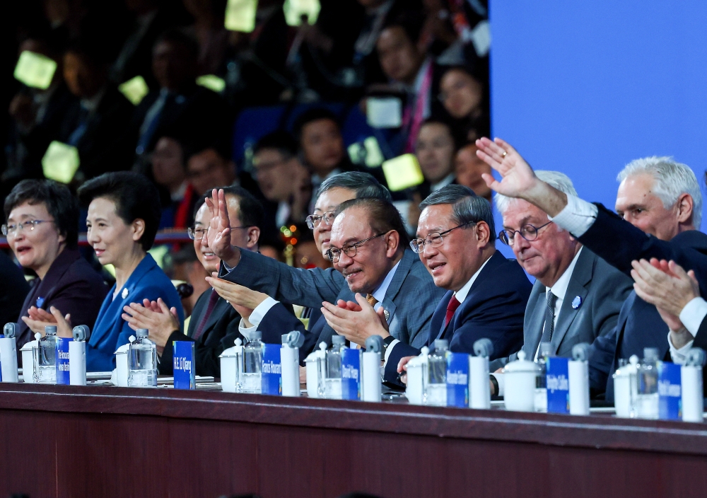 安华将在上海和杭州会见21位中国商界领袖,马来西亚正积极寻求新的投资。