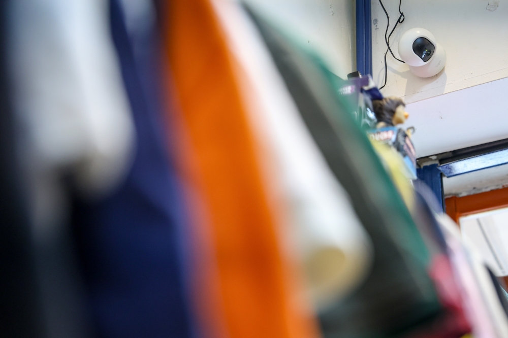 The use of small retail spaces, cashless payment systems and closed-circuit television (CCTV) monitoring is enabling micro-entrepreneurs to explore the unmanned store concept as a way to reduce operating costs. — Bernama pic