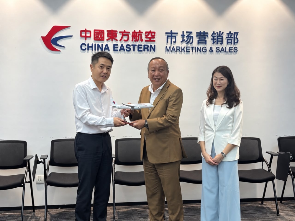 Sabah Tourism, Culture and Environment Minister Datuk Jafry Ariffin (centre) receives a memento from China Eastern Airlines (Sales & Marketing) Senior Vice President Yang Chun Fei (left). — Daily Express pic