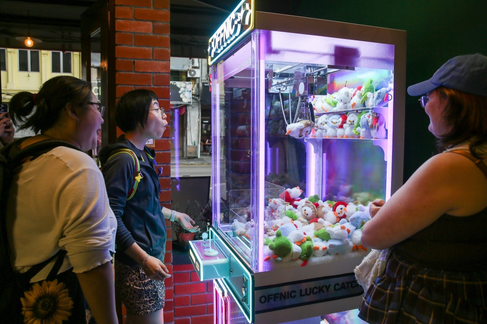 It’s all about fun at OFFNIC as customers try their luck at the claw machine. — Picture by Choo Choy May