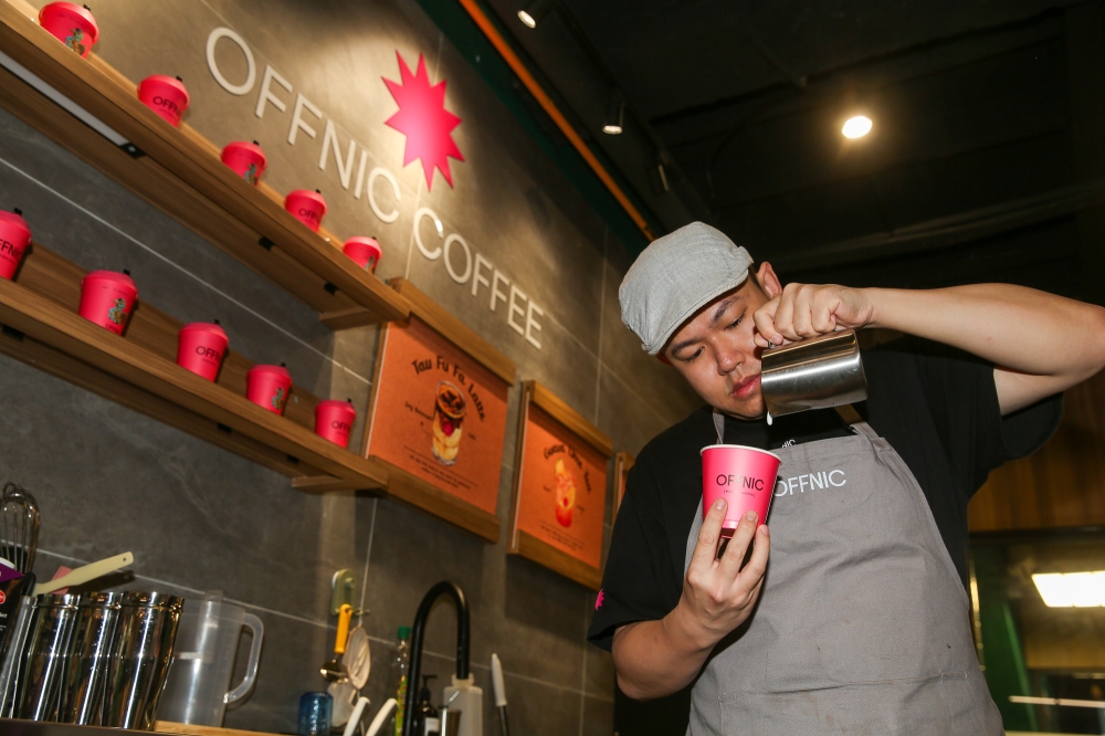 OFFNIC’s Charles Wong shows how to create artwork on your latte. — Picture by Choo Choy May