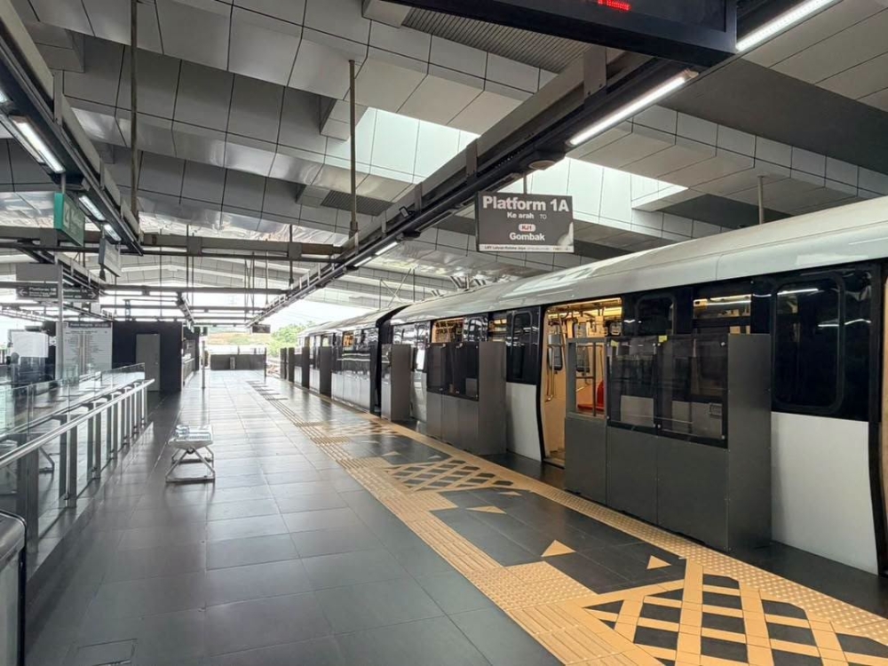Newly installed platform safety barriers line the tracks at Putra Heights LRT station, the first station selected for Rapid KL’s safety barrier project. — Picture courtesy of Rapid KL