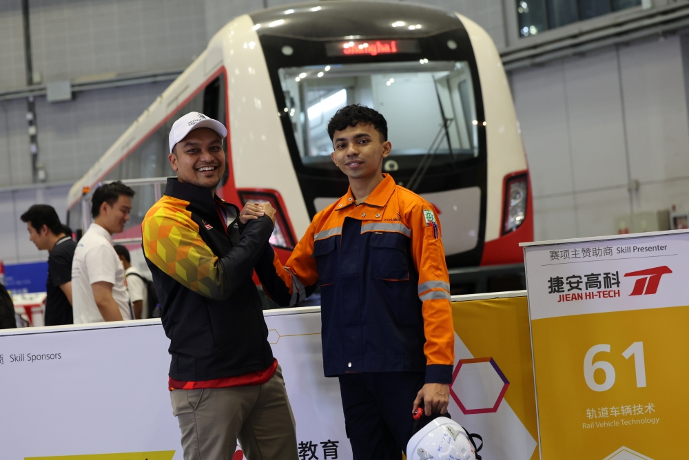 Wan Hamiz Ozai and his coach, UniKL MIDI Rail Engineering Technology lecturer Mohd Firdaus Hassan. — Bernama pic