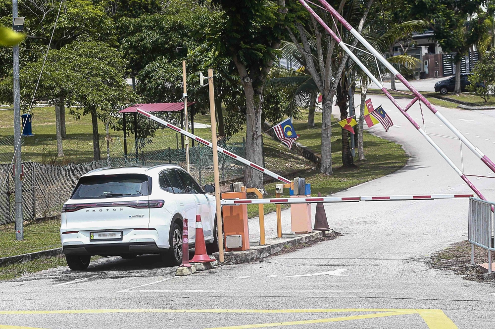 Boom gates controlling vehicle access at a guarded residential area. Guidelines differ depending on whether access is manual or automated. — Picture by Sayuti Zainudin