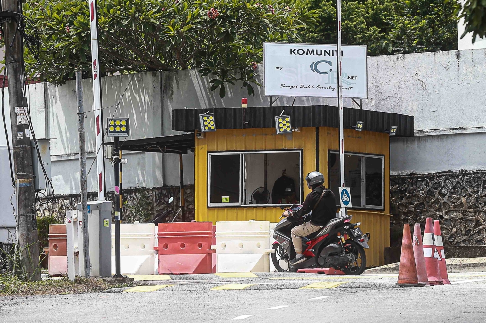 A guardhouse and access barriers at a guarded neighbourhood in Sungai Buloh. Residents’ associations must comply with local authority requirements when operating such schemes. — Picture by Sayuti Zainudin
