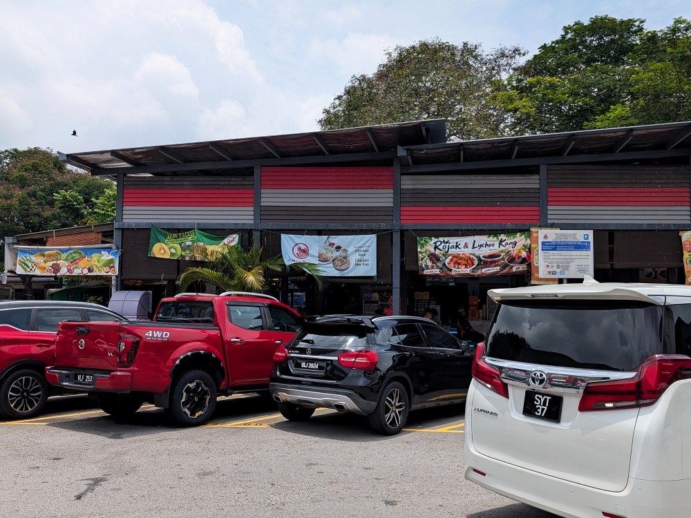 Madam Tim is flanked by two drink stalls on the left side of the Pusat Penjaja. Look for the white banner. — Picture by Ethan Lau