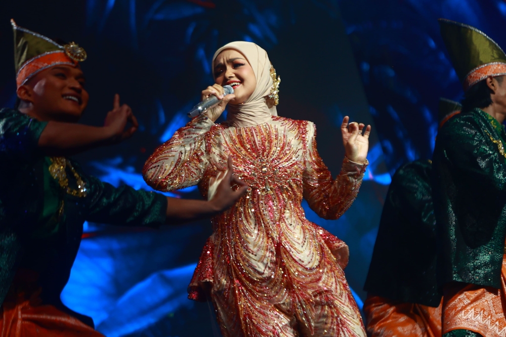 National Songstress Datuk Seri Siti Nurhaliza won the Best Female Vocal for her song Kesuma. — Picture courtesy of Recording Industry Association of Malaysia. 