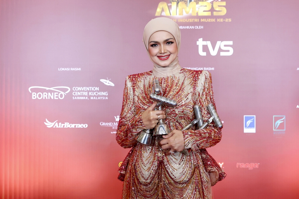 National Songstress Datuk Seri Siti Nurhaliza Tarudin poses with the trophy she won at the 25th Anugerah Industri Muzik (AIM), held at the Borneo Convention Centre Kuching September 26, 2026. — Bernama pic