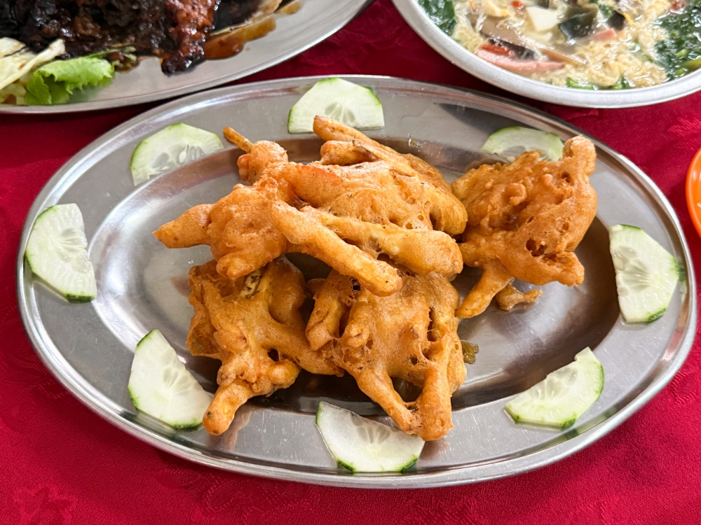 ​​​​​​​Fried Prawn and Taro may not look like much, but its golden, crunchy batter coupled with bouncy prawns and thin taro sticks is hugely satisfying like fast food. — Picture by Lee Khang Yi