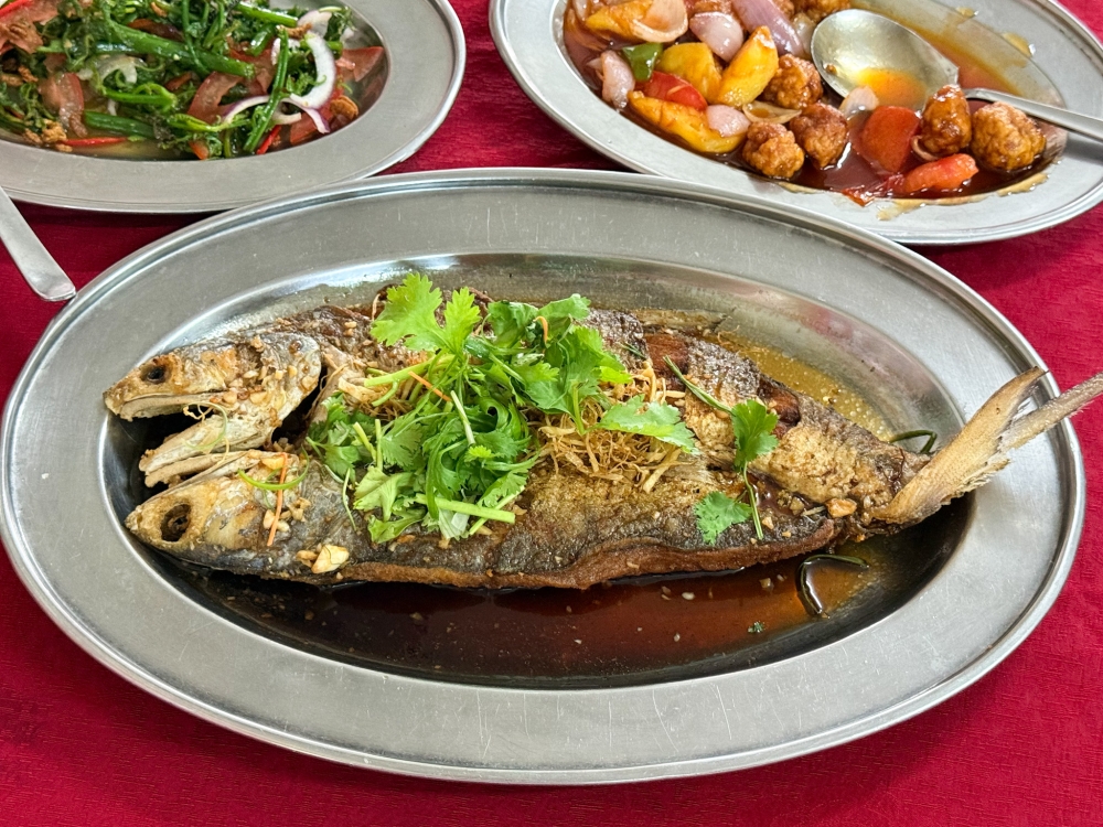 ​​​​​​​Every meal should have fish and for a change from steamed fish, this place does an excellent Deep Fried Ma Yau Fish with golden edges paired with a soy sauce that is almost like syrup. — Picture by Lee Khang Yi