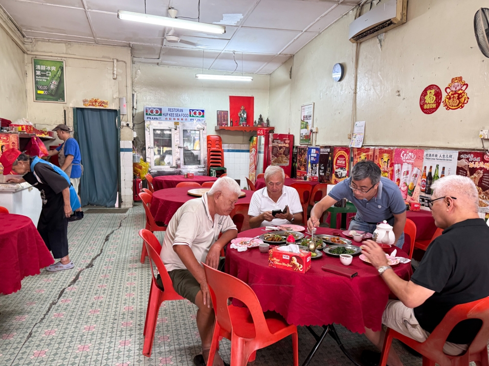 Every day, regulars from the neighbourhood come here to fill their stomachs with the good food. — Picture by Lee Khang Yi