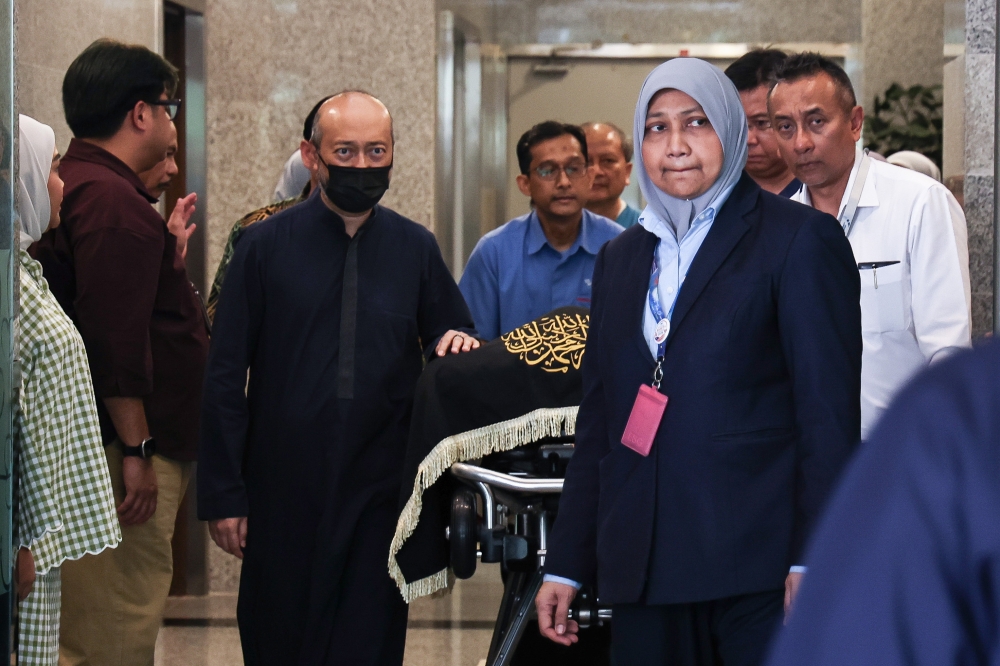 Remains of Dr Siti Hasmah taken from IJN to family residence in Seri Kembangan