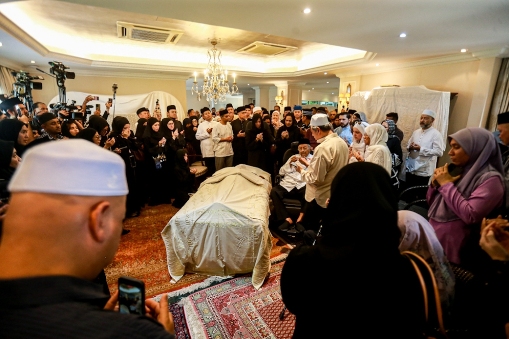 Tun Dr Mahathir Mohamad performs prayers with family and friends as they pay their last respects to the late Tun Dr Siti Hasmah Mohd Ali at their residence at The Mines Residence, Sungai Besi, September 28, 2026. — Picture by Sayuti Zainudin