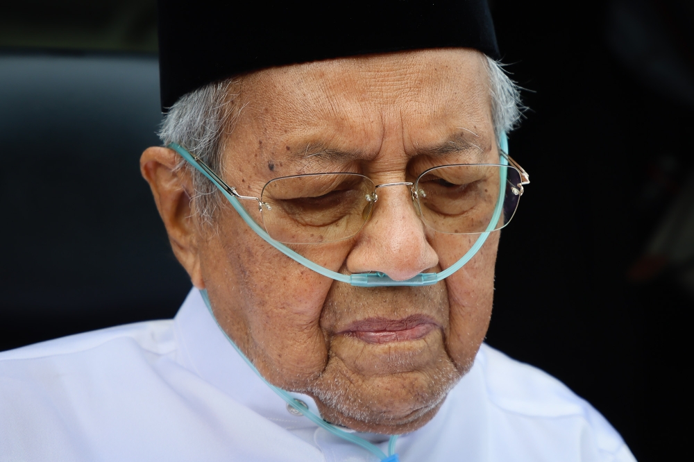Former Prime Minister Tun Dr Mahathir Mohamad arrives at the As-Syarif Mosque in Seri Kembangan on September 28, 2026. — Picture by Yusof Isa