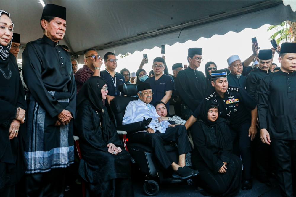 Dr Mahathir with family members during the burial. — Picture by Sayuti Zainudin 