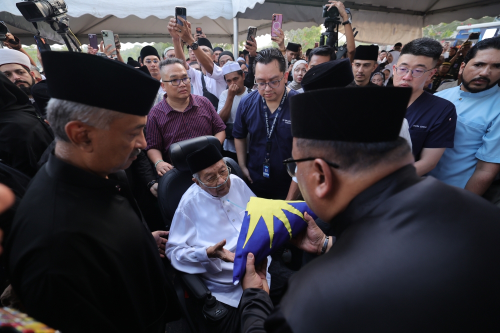 Tun Dr Mahathir Mohamad receives the Jalur Gemilang after his wife, the late Tun Dr Hasmah Mohd Ali, was laid to rest at the National Mausoleum in Precinct 20, Putrajaya, September 28, 2026. — Bernama pic 