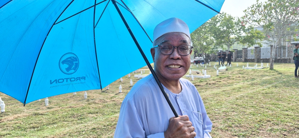 Retired engineer Ismail, 77, was among those who turned up to pay their final respects, arriving at the Mausoleum grounds at about 3.30pm with only an umbrella in hand. He said he had also come to convey his condolences to Dr Mahathir, whom he regarded, along with Dr Hasmah, as leaders who understood the rakyat. — Picture by Arif Zikri 