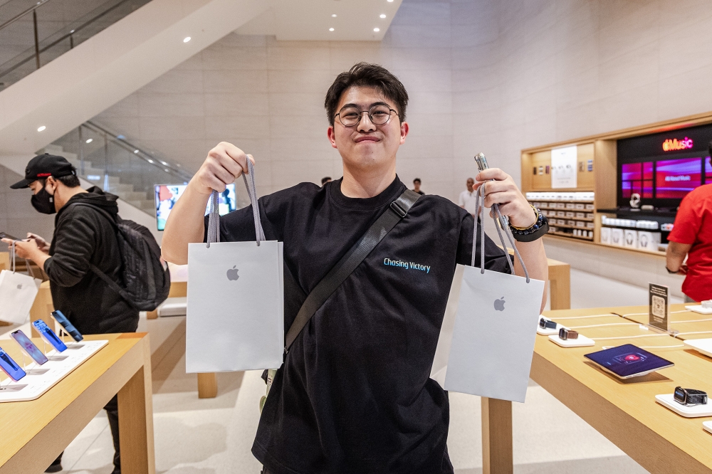 James Lee poses with his new iPhone 18 Pro at the Apple Store at Tun Razak Exchange (TRX) in Kuala Lumpur on September 18, 2026. — Picture by Firdaus Latif.