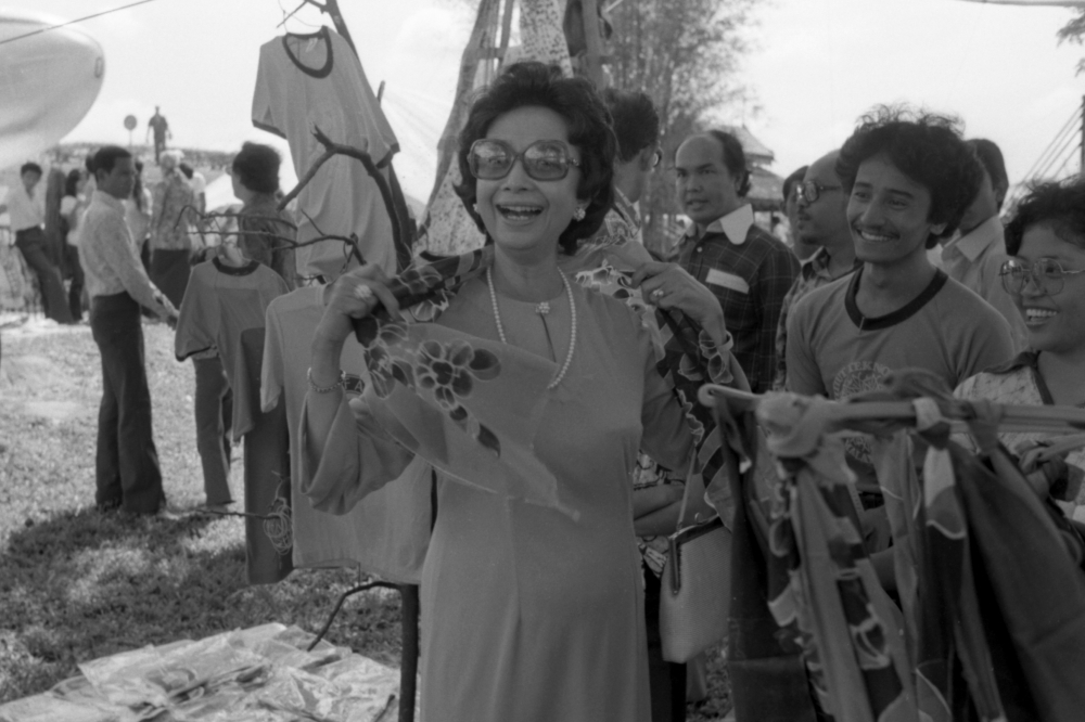 Then Deputy Prime Minister’s wife, Datin Seri Dr Siti Hasmah Mohamad Ali, officiates the opening of the ITM Art Market at the National Museum in Kuala Lumpur on November 2, 1980. — Bernama pic