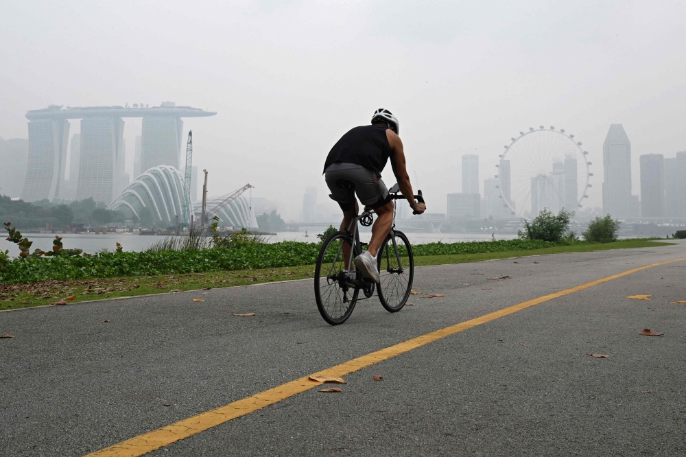 The report found that 34 per cent of the global population was exposed to ‘extremely poor’ air quality between January 1 and September 15. — AFP pic